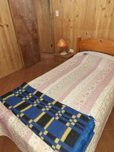 比奇烈穆的住宿－Casa de Campo a pasos del Estéreo，床上有蓝色和黄色的毯子