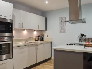 Η κουζίνα ή μικρή κουζίνα στο North Bay Sands Apartment 2- Uk2630