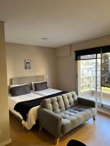 1 dormitorio con cama, sofá y ventana en 3-6 Hermoso Monoambiente baño privado en Buenos Aires