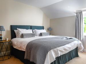 מיטה או מיטות בחדר ב-Codswallop - Uk45367
