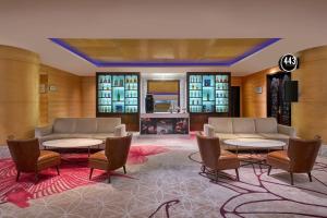 eine Lobby mit Sofas, Tischen und einem Kamin in der Unterkunft The Westin Kuala Lumpur in Kuala Lumpur