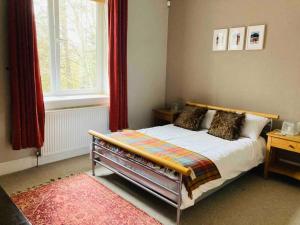 Кровать или кровати в номере Scottish Highland Cottage Tyndrum Upper Station