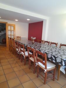 a long table with chairs and a black and white table at Lagunas de Urbión in Molinos de Duero