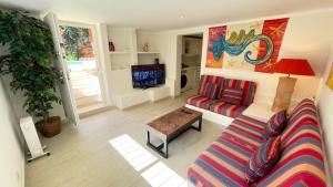 Televisyen dan/atau pusat hiburan di Studio with Private Swimming Pool and Garden +32 gambar