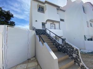 un escalier menant à un bâtiment blanc dans l'établissement Moradia Olival- BBQ, 2 Quartos, Quintal, à Albufeira