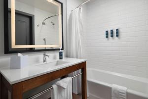 Four Points by Sheraton San Jose Downtown的一间浴室