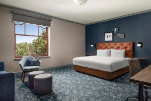 Four Points by Sheraton San Jose Downtown客房内的一张或多张床位