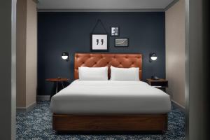Four Points by Sheraton San Jose Downtown客房内的一张或多张床位