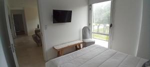 um quarto com uma cama e uma televisão na parede em Departamento Las Marías,2 ambientes-1A- nuevo a 1 cuadra del mar y constitución em Mar del Plata