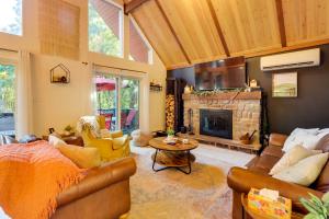 レイク・ハーモニーにあるSauna and 2-Story Deck Luxe Poconos Chaletの革製の家具と暖炉のあるリビングルーム