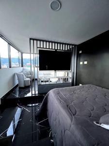 - une chambre avec un lit et une télévision à écran plat dans l'établissement penthouse con una vista perfecta, à Bello