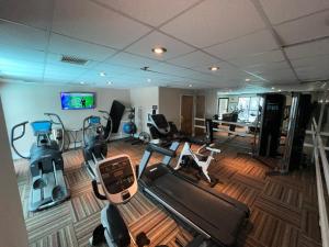 Fitness centrum a/nebo fitness zařízení v ubytování MT CB Base Area with King Bed, Outdoor Hot Tub & Pool