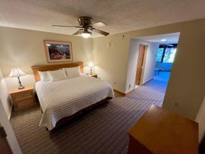 um quarto com uma cama e uma ventoinha de tecto em MT CB Base Area with King Bed, Outdoor Hot Tub & Pool em Crested Butte