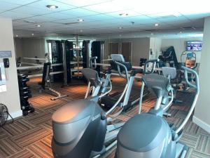 Fitness centrum a/nebo fitness zařízení v ubytování MT CB Base Area with King Bed, Outdoor Hot Tub & Pool