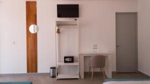 ein Wohnzimmer mit einem Schreibtisch und einem Stuhl in der Unterkunft The Views Resort in El Zonte