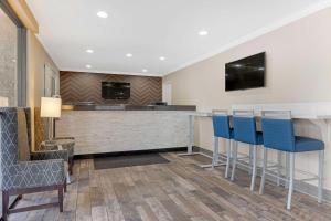 eine Hotellobby mit einer Bar mit blauen Stühlen in der Unterkunft Best Western Courtesy Inn - Anaheim Park Hotel in Anaheim