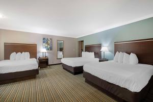 Habitación de hotel con 2 camas y 2 lámparas en Best Western Courtesy Inn - Anaheim Park Hotel en Anaheim