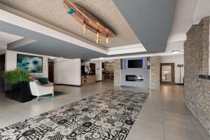a large living room with a couch and a fireplace at Best Western Plus Manhattan Beach Hotel in Manhattan Beach