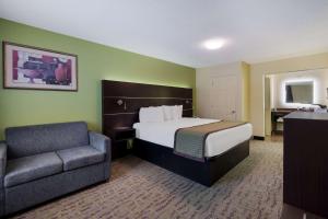 um quarto de hotel com uma cama e uma cadeira em SureStay Hotel by Best Western Manning em Manning