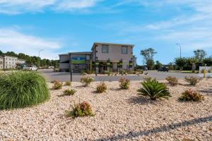 una casa su una strada con piante in primo piano di SureStay Hotel by Best Western Manning a Manning