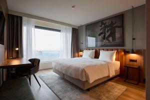 Un pat sau paturi într-o cameră la Radisson Blu Hotel Zurich Airport