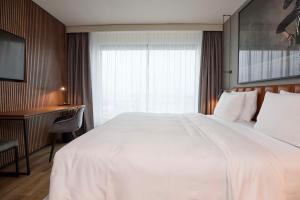 Un pat sau paturi într-o cameră la Radisson Blu Hotel Zurich Airport