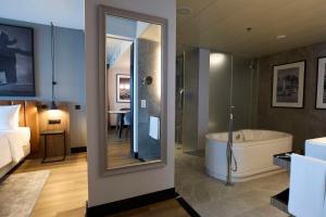 Un pat sau paturi într-o cameră la Radisson Blu Hotel Zurich Airport