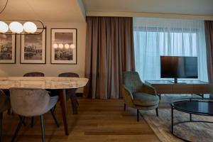 Un televizor și/sau centru de divertisment la Radisson Blu Hotel Zurich Airport