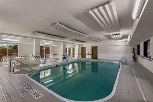 una gran piscina en una habitación de hotel en Comfort Inn & Suites ATX North, en Austin