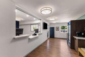 TV a/nebo společenská místnost v ubytování Sonesta Simply Suites Austin South