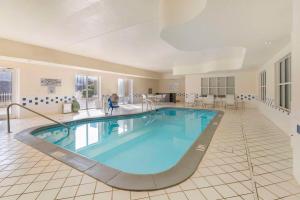 a large swimming pool in a large room at Comfort Inn & Suites in Berea