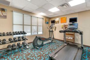 sala de fitness con cinta de correr y gimnasio en Comfort Inn & Suites, en Berea