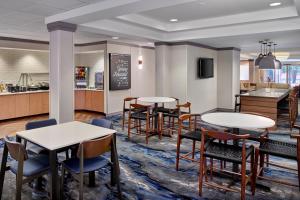 een restaurant met tafels en stoelen en een bar bij Fairfield Inn & Suites Warner Robins in Warner Robins