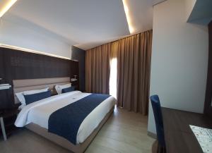 una camera con un grande letto e una finestra di Hôtel La Perla ad Al-Ḥoseyma