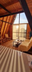 Großes Zimmer mit einem Bett und einem großen Fenster in der Unterkunft Cabaña Starka in Marinilla