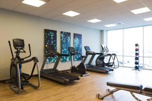 een fitnessruimte met diverse loopbanden en hometrainers bij AC Hotel Cincinnati at Liberty Center in West Chester