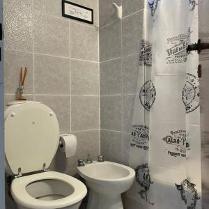 a bathroom with a toilet and a shower curtain at Grandioso Barrio Sur - 100mts de Casa Histórica in San Miguel de Tucumán