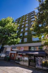 un edificio alto con una planta verde. en Hotel B3 Virrey, en Bogotá