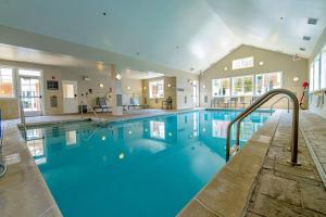 una gran piscina con un tobogán en un edificio en Residence Inn by Marriott Woodbridge Edison/Raritan Center, en Woodbridge
