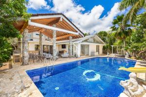 Tranquil Marina Front Pool House Resort في هونولولو: مسبح امام بيت