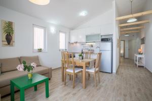 Kuchyň nebo kuchyňský kout v ubytování Apartments Oleandar