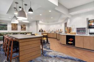 Köök või kööginurk majutusasutuses Fairfield Inn by Marriott Visalia Sequoia