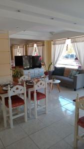 a living room with a table and a tv at Hotel Gran Lido in Santa Teresita
