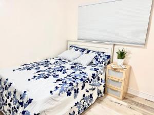 - une chambre avec un lit bleu et blanc et une fenêtre dans l'établissement Master Bedroom with Full Washroom, free wi-fi, free Parking near Fairview Park Mall ROOM 3, à Kitchener