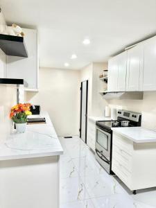 Kuchyň nebo kuchyňský kout v ubytování Master Bedroom with Full Washroom, free wi-fi, free Parking near Fairview Park Mall ROOM 3