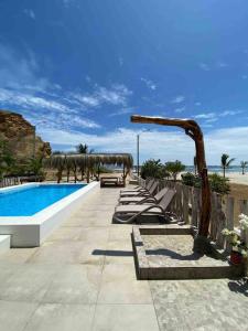 un complejo con piscina y algunos bancos en Casa Cárpena Playa Acapulco Zorritos en Zorritos
