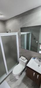 ein Bad mit einem WC und einem Waschbecken in der Unterkunft The Views Resort in El Zonte