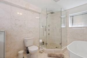 Ванная комната в 2 luxury Queen beds w marble bath 5 min walk to the drive Free parking