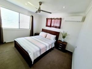 Postel nebo postele na pokoji v ubytování 3-Bedroom House in Central Hervey Bay