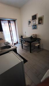 - un salon avec un bureau et une table dans l'établissement Casilina One, à Rome